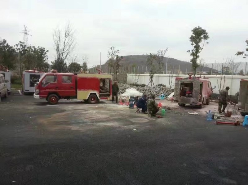 我公司給云南昭通鄉(xiāng)鎮(zhèn)消防隊(duì)維修翻新消防車(chē)輛。。